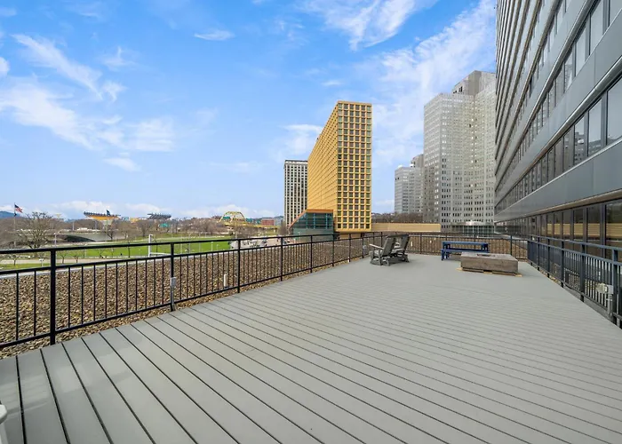 Apartment Vibrant Luxury Prime Location 24-7 Gym Lounge Roku Wifi