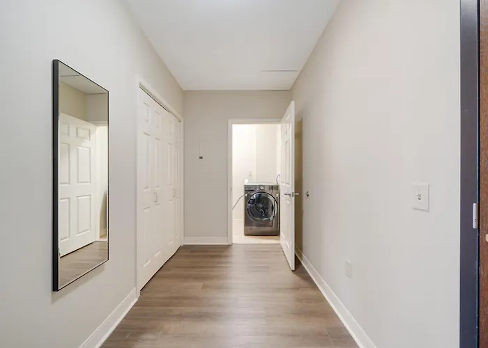 Vibrant Luxury Prime Location 24-7 Gym Lounge Roku Wifi Apartment *