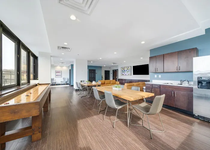 Apartment Vibrant Luxury Prime Location 24-7 Gym Lounge Roku Wifi *